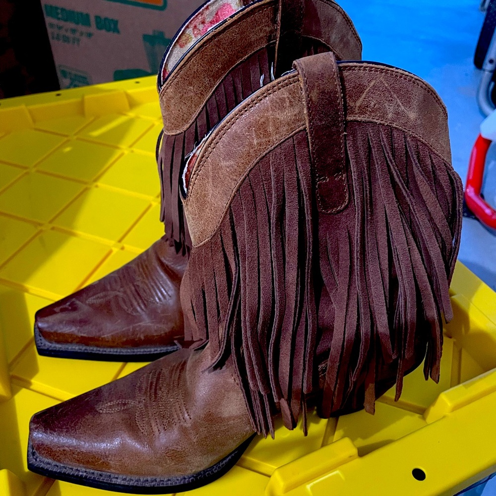 Ariat cowboy boots with Fringe. Purchased brand new and only worn 1 time!